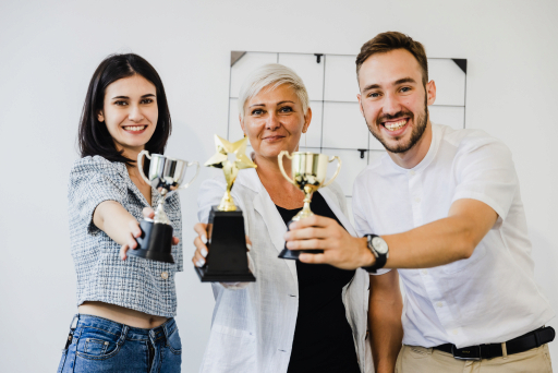 Yıl sonu değerlendirme raporlarıyla çalışanlarınızın yıl boyunca gösterdiği performansı analiz edin ve gelecek hedeflerini belirleyin.